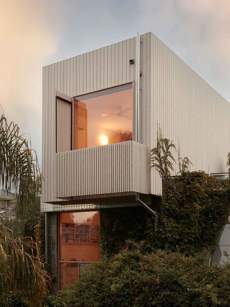 Foomann Architects reworks Haines Street | Habitus Living 1970s Architecture, 1970s House, Compact House, Outdoor Bath, Timber Beams, Melbourne House, Australian Architecture, Timber Cladding, Light And Space