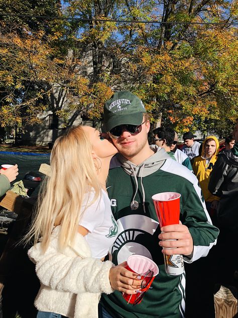 Couple In College, College Bf Aesthetic, Michigan State Tailgate, Boyfriend Photoshoot, College Couple, Msu Football, College Photo, College Tailgate, College Couples