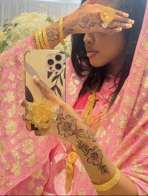 Somali Clothes, Somali Clothing, Somali Wedding, Gold Henna, Henna Nails, Henna Inspired Tattoos, Cute Henna, Henna Tattoo Designs Hand, Finger Henna