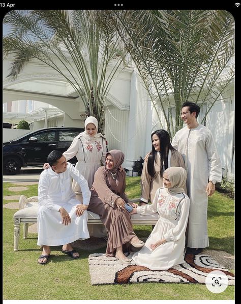 Pose Raya Ideas, Eid Family Outfit, Raya Family Photoshoot, Eid Family Photoshoot, Ramadhan Photoshoot, Photoshoot Raya, Inspirasi Outfit Lebaran, Raya Photoshoot, Eid Family