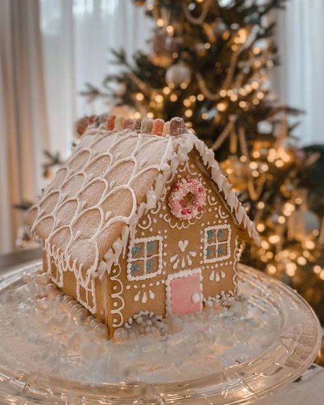 Chloe W🌸 Florals and Country Interiors on Instagram Easy Gingerbread House Ideas, Gingerbread House Easy, Haunted Gingerbread House, Easy Gingerbread House, Gingerbread House Ideas, Easy Gingerbread, Make A Gingerbread House, Country Interiors, Winter Cake