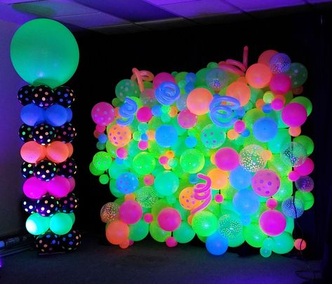 Glow Balloons Decorations, Neon Party Balloons, Neon Balloon Garland Ideas, Glow Balloon Arch, Neon Balloons, Glow In The Dark Balloons, Glow Balloon Garland, Balloon Arch Neon, Neon Balloon Wall