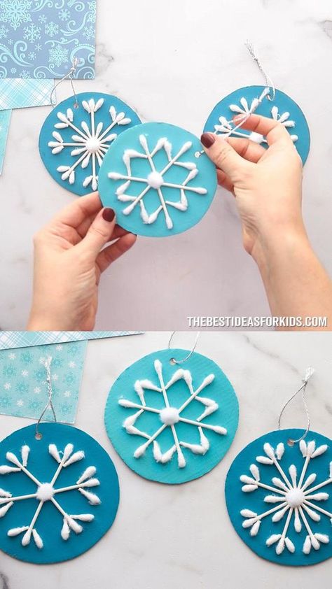 Q tip Snowflake Craft - turn them into ornaments or gift tags! A fun Christmas craft. Dekorasi Halloween, Snowflake Craft, Preschool Christmas Crafts, Christmas Arts And Crafts, Fun Christmas Crafts, Winter Crafts For Kids, Preschool Christmas, Q Tip, Holiday Crafts Christmas