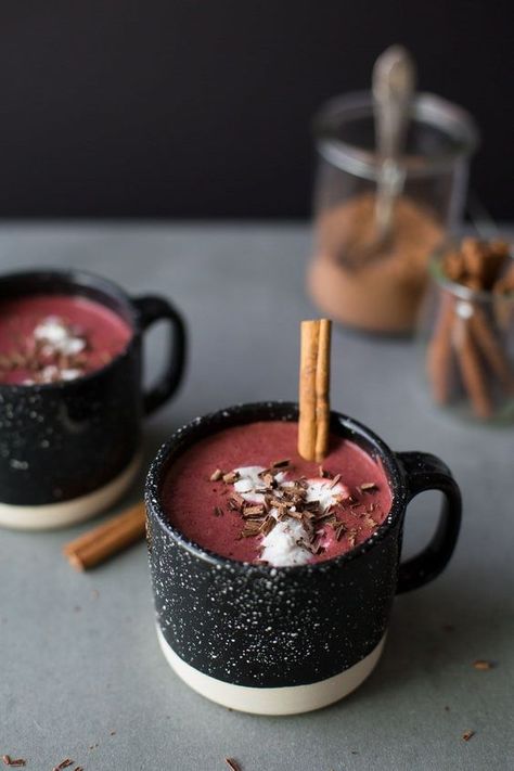 Nourishing Drinks, November Food, Hot Chocolate Vegan, Cold Weather Drinks, Red Velvet Hot Chocolate, Hygge Ideas, Draw Food, Pharmacy Decor, Chocolate Pack