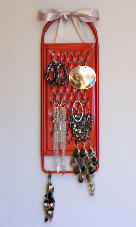 I know this is dorky to pin, but it's really the perfect size for my tiny collection  |  9 Repurposed Storage Solutions for The Things You Have Too Many Of | Apartment Therapy Organizing Earrings, Penyimpanan Makeup, Jewelry Storage Solutions, Jewelry Storage Diy, Diy Jewelry Holder, Jewelry Tips, Jewelry Displays, Jewelry Organizer Diy, Deco Retro