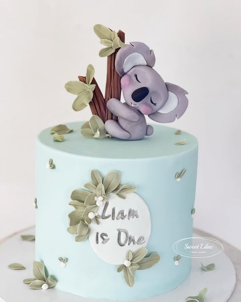 Jungle Cakes, Pastel Baby Shower, Baby First Birthday Cake, Woodland Cake, Jungle Cake, Cake Boards, Animal Cakes, Baby Koala, Cake Inspo