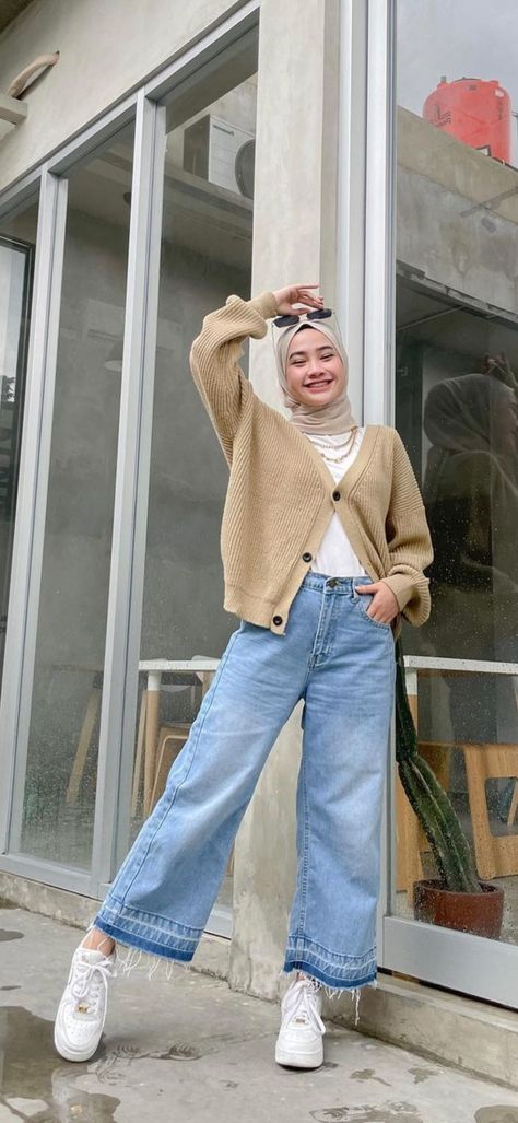 Wide Leg Jeans Outfit Winter Hijab, Blue Wide Leg Jeans Outfit Aesthetic, Wide Jeans Outfit Hijab, Modest Western Outfits With Hijab, Loose Jeans Outfit Hijab, Blue Jeans Outfit Hijab, Wide Leg Jeans Outfit Hijab, Hijabi Jeans Outfit, Outfits With Wide Leg Jeans