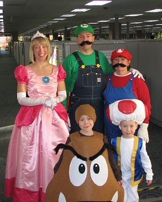 We have wanted to do a mario bros halloween forever...this could be the year Mario Character Costumes, Mario Costume Diy, Mario Brothers Costumes, Mario Costumes, Mario Halloween Costumes, Geek Outfit, Super Mario Costumes, Super Mario Characters, Diy Fantasia