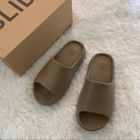 Yeezy Slide Earth Brown Earth Brown Yeezy Slides Outfit, Brown Yeezy Slides, Yeezy Slides Outfit, Adidas Yeezy Slide, Slides Outfit, Yeezy Slides, Making Clothes, Brown Outfit, 21st Birthday Gifts