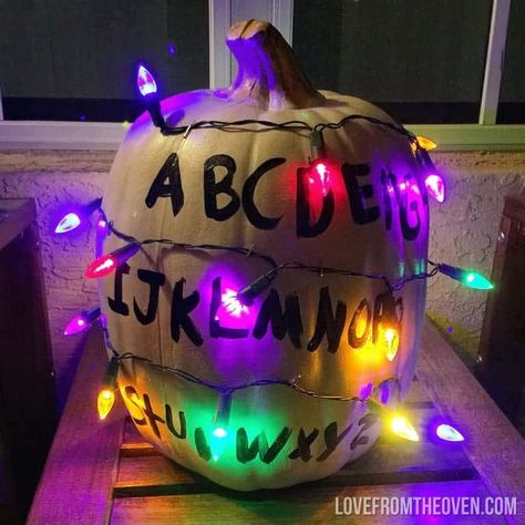 Stranger Things Alphabet Wall, Stranger Things Pumpkin, Stranger Things Christmas Lights, Stranger Things Alphabet, Stranger Things Halloween Party, Stranger Things Christmas, Christmas Lights Wallpaper, Stranger Things Costume, Stranger Things Halloween