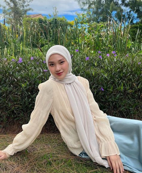 Cream Outfit Hijab, Beach Outfit Hijab, Muslim Outfit, Cream Outfit, Ootd Poses, Capsule Wardrobe Outfits, Everyday Casual Outfits, Muslim Outfits Casual, Rich Girl Lifestyle