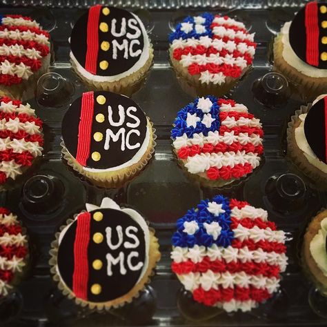 US Marines cupcakes from Crumb Here Often? Cupcakes Usmc Cupcake Ideas, Marine Corps Cupcakes, Marine Corps Retirement Cake, Us Navy Cupcakes, Air Force Retirement Cupcakes, Marine Birthday, Military Cupcakes, Dessert Theme, Military Retirement Cake