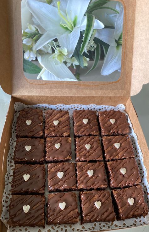 Box Of Brownies Aesthetic, Brownie Treat Boxes, Baked Goods For Boyfriend, Brownie Aestethic, Cute Brownie Decorating Ideas, Birthday Brownies Ideas, Brownie Packaging Design, Brownies Box Packaging, Brownie Ideas Creative