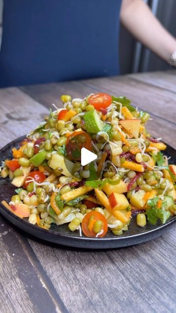 Moong Sprouts Recipes Indian, Moong Sprouts Salad, Sprout Moong Recipes, Sprouts Recipes Indian, Raw Vegetables Recipes, Bean Sprout Salad, Salad Art, Mix Salad, Food Magic