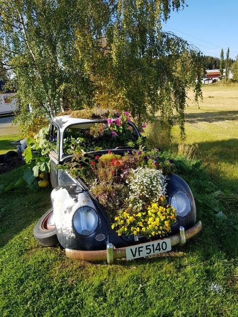 Truck Fountain, Car Yard, Garden Bench Diy, Lawn Art, Garden Junk, Vw Vintage, Garden Deco, Outdoor Diy Projects, Diy Bench