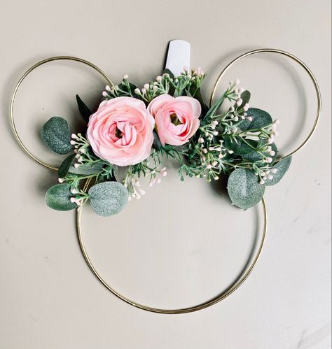 Minnie Mouse Diy Gifts, Minnie Floral Wreath, Minnie Mouse Crafts Diy, Neutral Minnie Mouse Bedroom, Boho Minnie Mouse Room, Minnie Mouse Bathroom Ideas, Minnie Garden Party, Elegant Minnie Mouse Party, Rose Gold Minnie Mouse Party