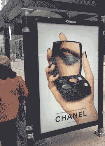 This lenticular advertisement blinks. #eye #colors #makeup  #Chanel #ad #Movement #Blink 3d Lenticular Printing, Lenticular Design, Entrepreneur Business Cards, 3d Ads, Tank Magazine, Lenticular Printing, Retail Ideas, Eye Tricks, Driftwood Diy