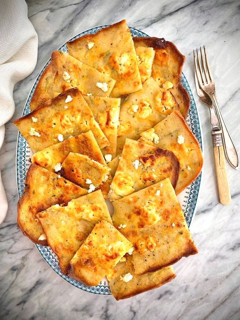 Easy Feta Flatbread Hungry Happens, Mediterranean Flatbread, Greek Dinners, Irish Dishes, Cheese Flatbread, Easy Mediterranean Diet Recipes, Veggie Meals, Flatbread Recipes, Flat Bread