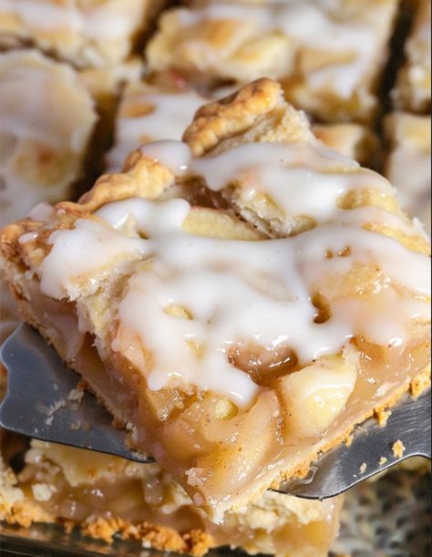 Flaky Apple Pie Bars - Easy DIY Recipes Apple Slab Pie, 12 Tomatoes Recipes, Slab Pie, Flaky Pie Crust, Flaky Crust, Pie Bar, Chicago Style, Pastry Blender, Apple Pies Filling