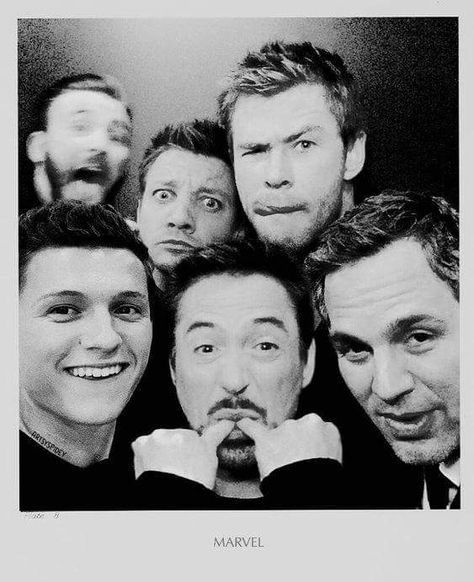 Chris Evans, Jeremy Renner, Chris Hemsworth, Tom Holland, RDJ, & Mark Ruffalo Avengers Group, Avengers Family, Group Selfie, Toni Stark, Funny Marvel, Avengers Cast, Tom Holland Spiderman, Dc Memes, Clint Barton