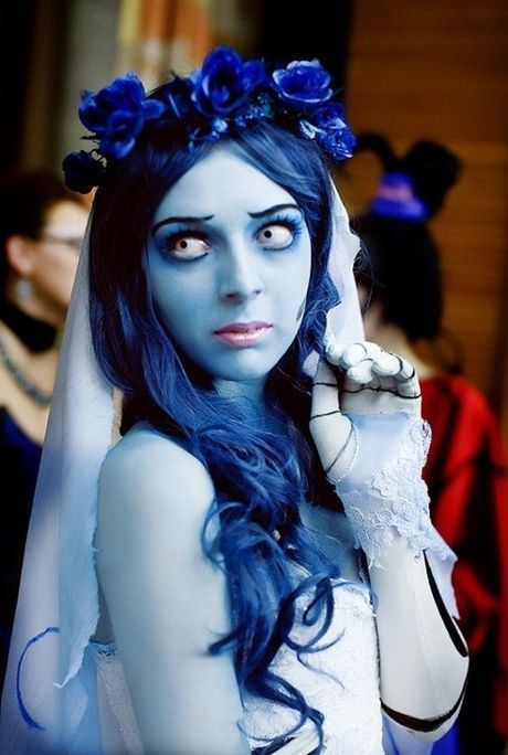 Spooky girl Halloween costume - in blue color Corpse Bride Makeup, Carnaval Make-up, Halloween Bride Costumes, Creative Halloween Makeup, Corpse Bride Costume, Halloweenský Makeup, Halloween Make-up Looks, Bride Costume, Hallowen Costume