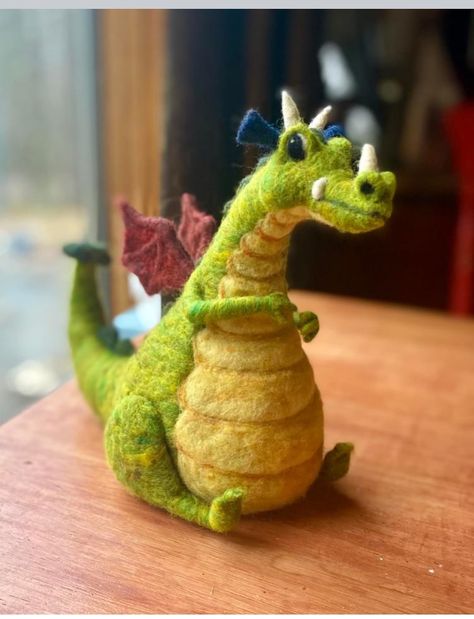 Needle Felt Dragon, Felted Dragon, Wet Felting Tutorial, Felt Plushie, Felting Inspiration, Felt Dragon, Needle Felting Diy, Wool Felt Projects, Felting Ideas