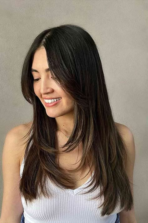 Chest-Length Brunette Straight Hair with Butterfly Layers and Middle Part Black Hair Haircuts, Dunner Wordend Haar, Hair Inspiration Long, Layered Haircuts For Medium Hair, Straight Hair Cuts, Haircuts For Medium Hair, Haircuts Straight Hair, Haircuts For Long Hair, Short Hair Haircuts