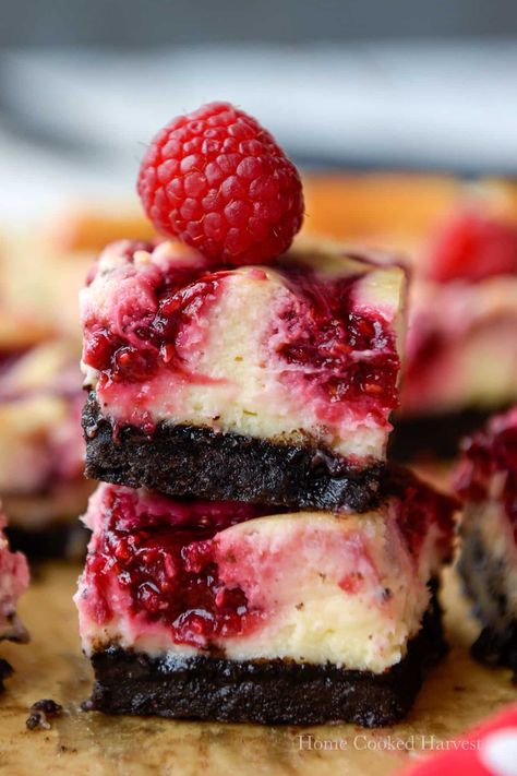 Oreo Cheesecake Bars, Raspberry Cheesecake Bars, Cream Cheese Bars, Vegetarian Cookies, Raspberry Desserts, Salt And Vinegar, Cheese Bar, Oreo Crust, Raspberry Sauce