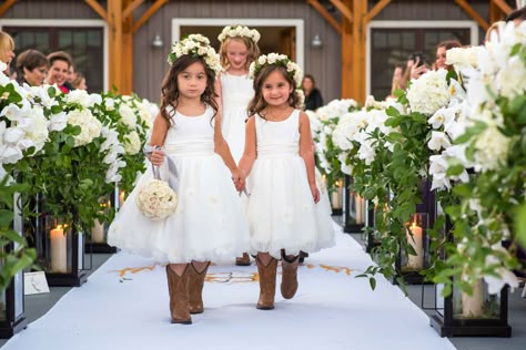 Cowgirl Boots Wedding, Country Bride, Girl Cowboy Boots, Barn Reception, Wedding Boots, Boda Mexicana, Country Weddings, Wedding Inside, Wedding Flower Girl