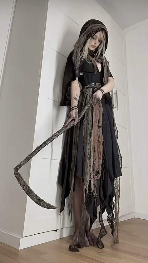 Banshee Costume Diy, Necromancer Costume Woman, Pagan Goth Fashion, Swamp Goth Fashion, Witch Cosplay Aesthetic, Haunted Trail Outfit Ideas, Mushroom Witch Cosplay, Witchy Fantasy Outfits, Dark Fairytale Costume