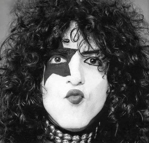 ♡Paul Stanley♡ Paul Kiss, Smash Board, Band Kiss, Vinnie Vincent, Kiss Images, Star Child, Kiss Members, Eric Carr, Motley Crüe