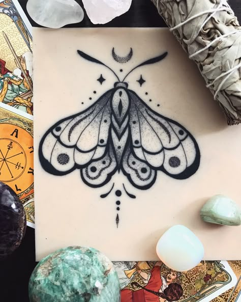 Dorwork tattoo Lunar Moth Skull Tattoo, Old School Moth Tattoo Design, Folk Art Moth Tattoo, Ornamental Moth Tattoo, Moth Rib Tattoo, Moth Mandala Tattoo, Moth Flash Tattoo, Emperor Moth Tattoo, Moth Chest Tattoo Female