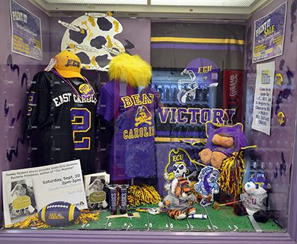 Fall 2014 - Paint it Purple for the Carolina Game! After that 70-41 win, that Victory Flag turned out to be a perfect fit for this window! Spirit Wear Display Ideas, Game Day Boutique Display, School Spirit Store Ideas, Football Window Display, School Spirit Display Case Ideas, School Spirit Window Painting, School Spirit Store, Sports Display, Football Displays