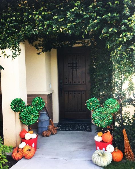 Disney Outdoor Decor, Disney Halloween Decor, Disney At Home, Disney House Ideas, Casa Disney, Decorating For Halloween, Disney Garden, Disney Diy Crafts, Disney Room Decor