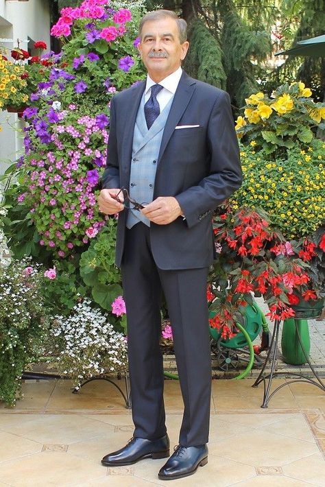 Man In Suit Pose, Man Wearing A Suit, Jazzy Outfits, Suit Pose, Man In Suit, Informal Dress, Corporate Attire, Night Flowers, Mens Fashion Photography