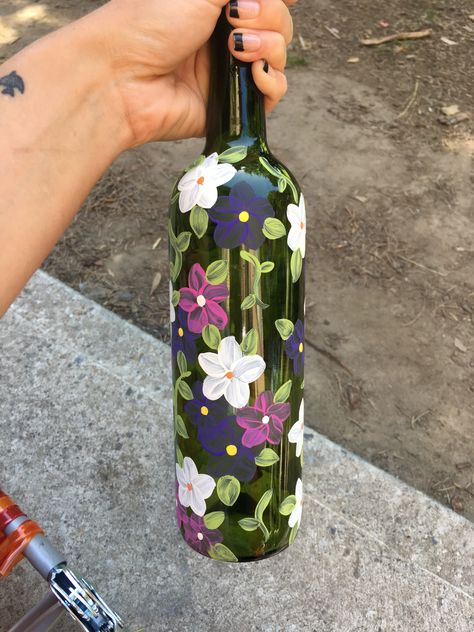 Bottle Art Ideas Paint Easy, Painting Bottles Diy Ideas, Painting On Wine Bottles, Painted Alcohol Bottles, Aesthetic Bottle Painting, Painting On Bottles, Wine Bottle Painting, Bottle Painting Ideas, Paint And Drink