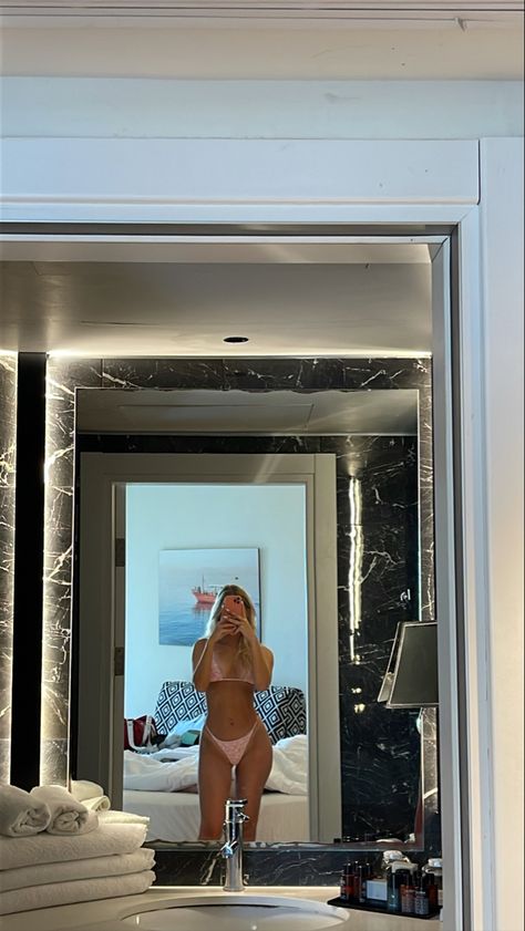 Mirror Selfie Poses No Face Blonde, Blonde Bathing Suit, Arch Pics Blonde, Mirror Selfie With Bikinis, Selfie Blonde Mirror, Blonde Girl Mirror No Face, Nude Bathroom Mirror Selfie, Blond Girl Mirror, Swimsuit Mirror Selfie