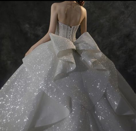 Shiny Ball Gown, Xv Ideas, Wedding Guest Gowns, Formal Wear Dresses, Fall Wedding Guest Dress, Plus Size Formal Dresses, Moda Chic, Wedding Dress Fabrics, Sweetheart Dress