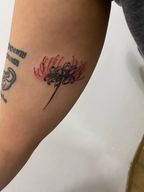 Half Red Half Black Tattoo, Black And Red Flower Tattoo, Vietnamese Inspired Tattoo, Red Tattoo On Black Women, Kaneki Tattoo, Red And Black Tattoos, Red And Black Tattoo, Black And Red Tattoo, Black Red Tattoo