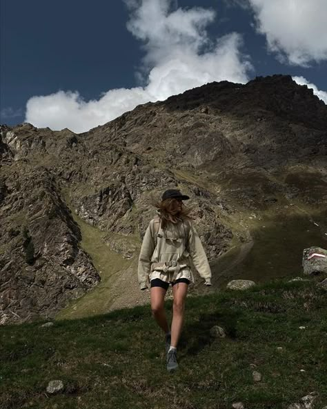 Hiking Pose, Hiking Ootd, Cute Hiking Outfit, Hiking Fits, Camping Inspiration, Mountain Outfit, Hiking Aesthetic, Adventure Aesthetic, Hiking Fashion