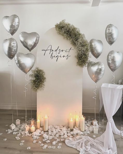 White Backdrop Engagement, Elegant Engagement Decorations, Engagement Balloon Backdrop, Engagement Shower Decorations, Engagement Ring Balloon Decor, Engagement Rings Decoration Ideas, Engagement Party Balloon Backdrop, Engagement Inspiration Decoration, Balloon Engagement Decorations