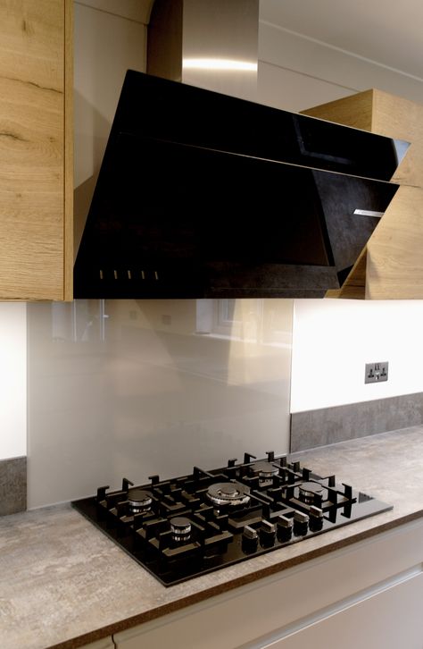 This contemporary kitchen uses modern handleless cabinets, with this sleek and stylish Bosch angled glass extractor and gas hob. #kitchendesign #navykitchen #whitekitchen #modernkitchen #gshapekitchen #kitchenstorage #bosch #kitchenextractor #kitchenhob Hob Kitchen, Bosch Kitchen Appliances, Gas Hobs Kitchen, Kitchen Hob Ideas, Bosch Appliances Kitchen, G Shaped Kitchen, Kitchen Extractor, Handleless Cabinets, Kitchen Hob