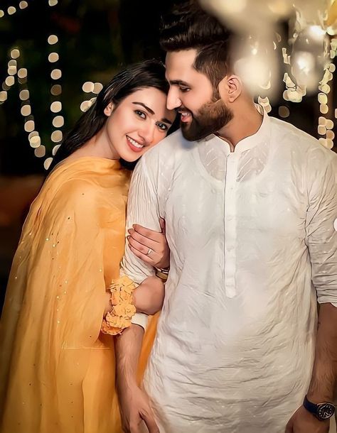 Rao Sahab, Simple Photos, Muslim Photos, Sarah Khan, Romantic Couple Images, Couple Wedding Dress, Bride Photography Poses, Indian Wedding Couple, Video Motivation