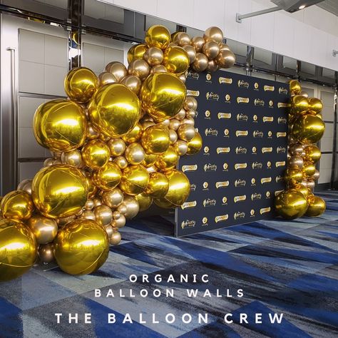 Beautiful gold chrome and mirror finish balloon wall. The Balloon Crew Balloon Walls, Red Carpet Theme, Romantic Room Decoration, Wine Event, Balloon Installation, Romantic Room, Valentine Photography, Balloon Backdrop, Balloon Decor