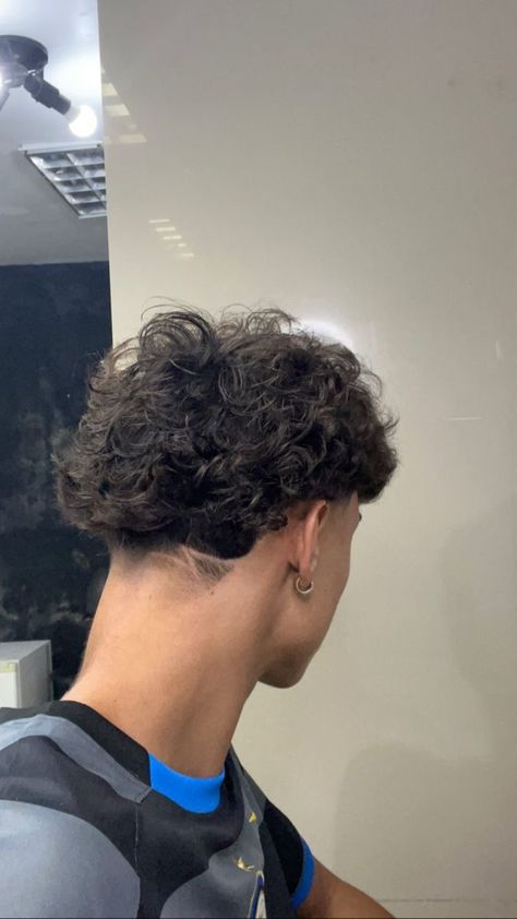 Low Drop Fade Wavy Hair, Long Curly Taper Fade, Wavy Hair Low Taper, Simple Taper Design, Short Curly Hair Taper, Burst Fade Haircut Curly, Tapper Fade Men, Low Taper Curly Hair Men, Motif Taper