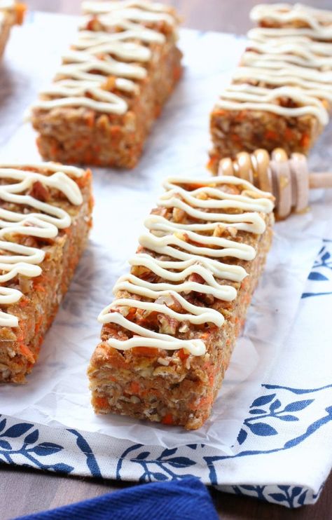 Carrot Cake Breakfast, Cream Cheese Drizzle, Honey Cream Cheese, Homemade Larabars, Quick Vegan Breakfast, Vegan Breakfast Recipes Easy, Carrot Desserts, Breakfast Bars Healthy, Breakfast Bars Recipe