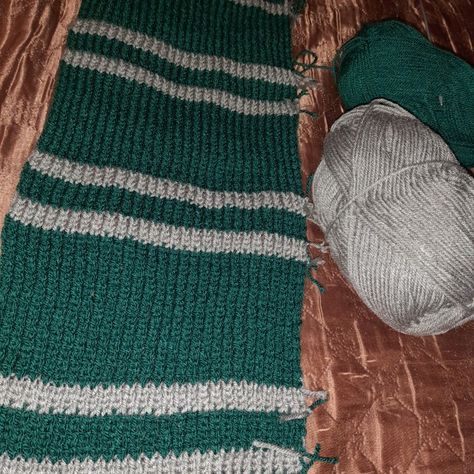 Scarf for Slytherin House. Handmade by knitting. Slytherin Crochet, Slytherin Scarf, Slytherin House, Handmade Scarf, Knit Scarf, Crochet Blanket, Harry Potter, Key, Knitting