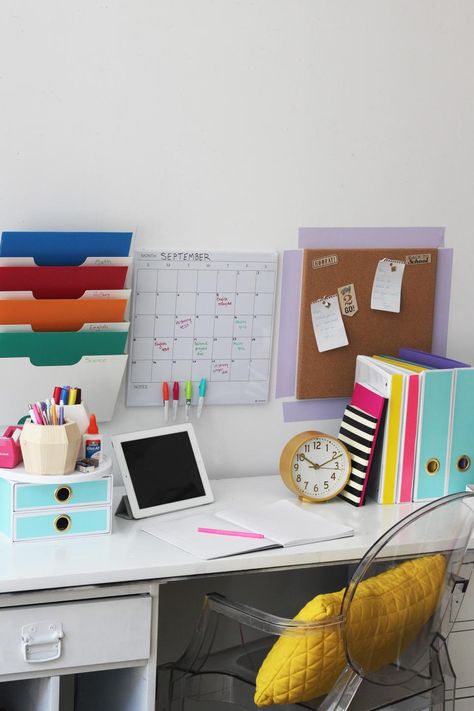 As school starts, homework assignments increase and can quickly get overwhelming and disorganized. Create a spot in your home that's solely dedicated to homework with a command center that's full of DIY inspiration. Desk Organization College, School Organization For Teens, Study Room Organization, Diy Command Center, Homework Area, Diy Office Organization, Teen Study, Teen Desk, Homework Organization