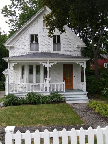 New England Farmhouse Cottage Design...my dream house Restored Farmhouse Exterior, Small Old House, New England House Exterior, Old Farmhouse Exterior, Folk Victorian House, New England House, New England Cottage, Colonial Cottage, Victorian Homes Exterior