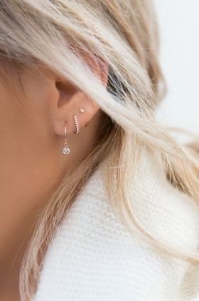 pinterest: camilleelyse ♡ Ušný Piercing, Minimalist Ear Piercings, Cool Ear Piercings, Pretty Ear Piercings, Double Piercing, Cute Ear Piercings, Emerald Earrings Studs, Hammered Hoop Earrings, Ear Piercing